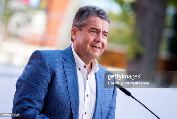 Der deutsche Außenminister Sigmar Gabriel spricht am während eines Wahlkampfauftrittes auf dem Marktplatz in Salzgitter-Bad . Photo: Hauke-Christian...