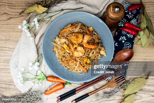 shrimp vietnamese food bo bun rice vermicelli - crevette foto e immagini stock