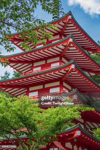 chureito-pagode und mt.fuji bei sonnenuntergang - fujikawaguchiko stock-fotos und bilder