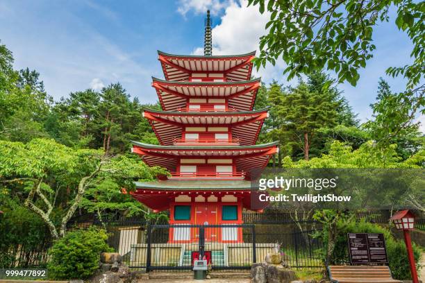 chureito-pagode und mt.fuji bei sonnenuntergang - fujikawaguchiko stock-fotos und bilder