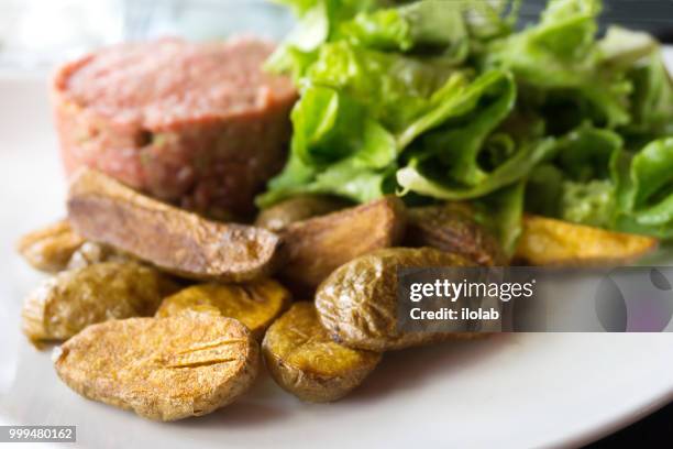 tasty steak tartare (raw beef) - classic steak tartare on white - tillbehörssallad bildbanksfoton och bilder