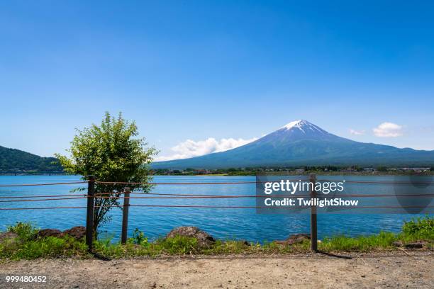 mt. fuji japan volcano mountain at summer day with blue sky - lake kawaguchi imagens e fotografias de stock