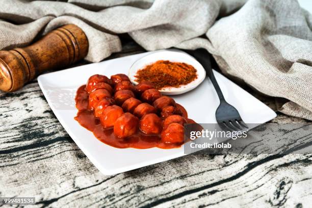 tasty german sausage served with sauce - makrodietisk mat bildbanksfoton och bilder