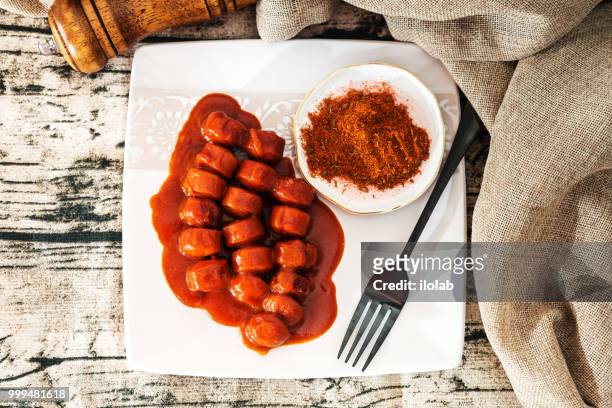 tasty german sausage served with sauce - makrodietisk mat bildbanksfoton och bilder