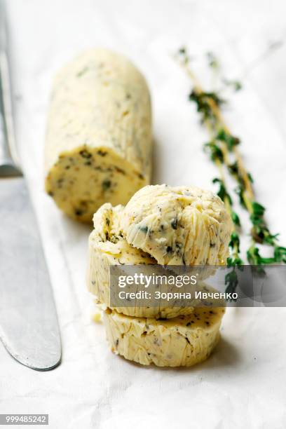 butter with a herb for sandwiches and steack - steack photos et images de collection