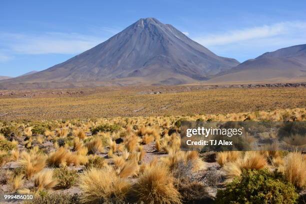 landscape of moutains and rocky desert - licancabur fotografías e imágenes de stock