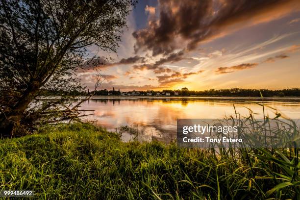 coucher de soleil sur les bords de loire - coucher soleil stock pictures, royalty-free photos & images