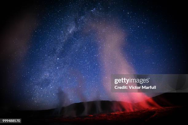 geiseres del tatio y las estrellas - estrellas photos et images de collection