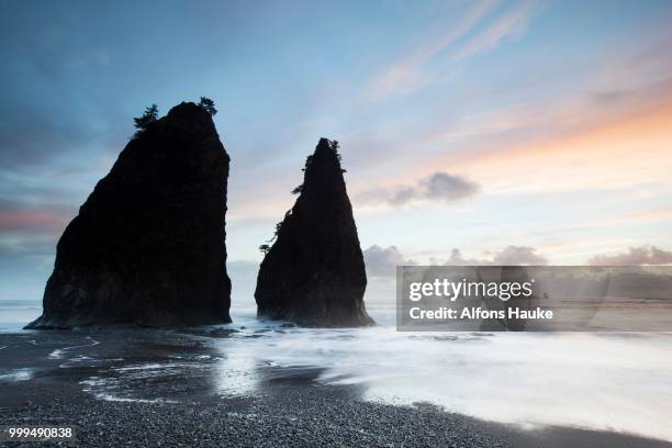 rialto beach in olympic national park, la push, washington, united states - rialto beach stock pictures, royalty-free photos & images