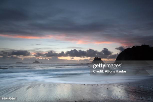 rialto beach in olympic national park, la push, washington, united states - rialto beach fotografías e imágenes de stock