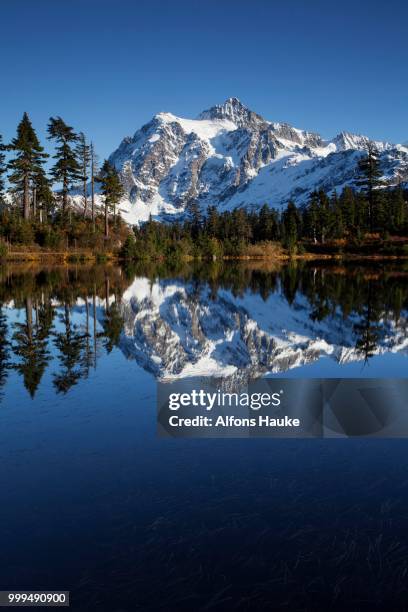 picture lake and mount shuksan in the northern cascades, cascade range, rockport, washington, united states - mt shuksan imagens e fotografias de stock