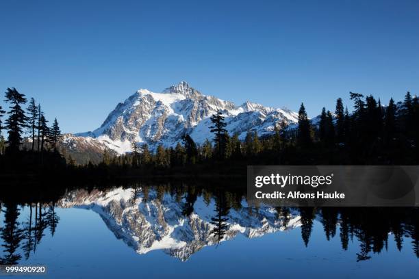 picture lake and mount shuksan in the northern cascades, cascade range, rockport, washington, united states - mt shuksan stock-fotos und bilder