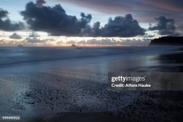 rialto beach in olympic national park, la push, washington, united states - rialto beach fotografías e imágenes de stock