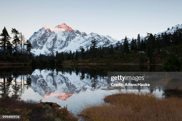 picture lake and mount shuksan in the northern cascades, cascade range, rockport, washington, united states - mt shuksan stock-fotos und bilder