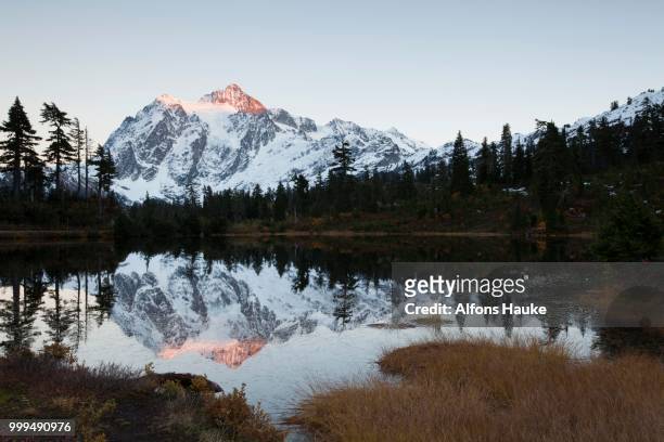 picture lake and mount shuksan in the northern cascades, cascade range, rockport, washington, united states - mt shuksan stock pictures, royalty-free photos & images