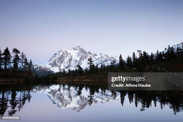 picture lake and mount shuksan in the northern cascades, cascade range, rockport, washington, united states - northern cascade range stockfoto's en -beelden