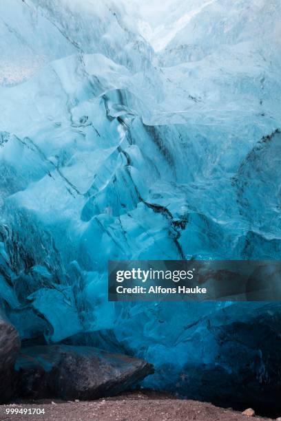 ice cave in the vatnajokull glacier, hoefn, eastern region, iceland - parc national de skaftafell photos et images de collection
