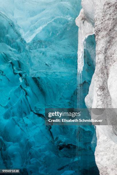 ice cave in the vatnajoekull glacier, vatnajoekull national park, iceland - agua de fondo fotografías e imágenes de stock