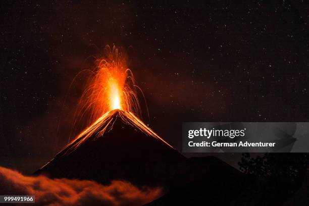 fire in the sky - eruption stockfoto's en -beelden