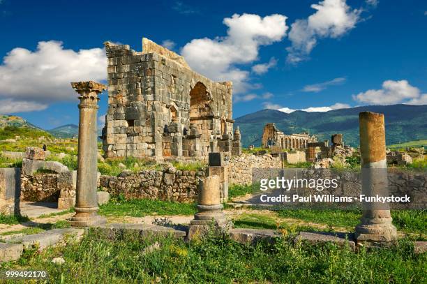 the arch of caracalla, archaeological site, volubilis, unesco world heritage site, near meknes, morocco - volubilis stock pictures, royalty-free photos & images