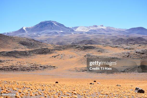 landscape of rocky desert - licancabur fotografías e imágenes de stock