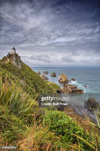 nugget point lighthouse ii - nugget point stock pictures, royalty-free photos & images