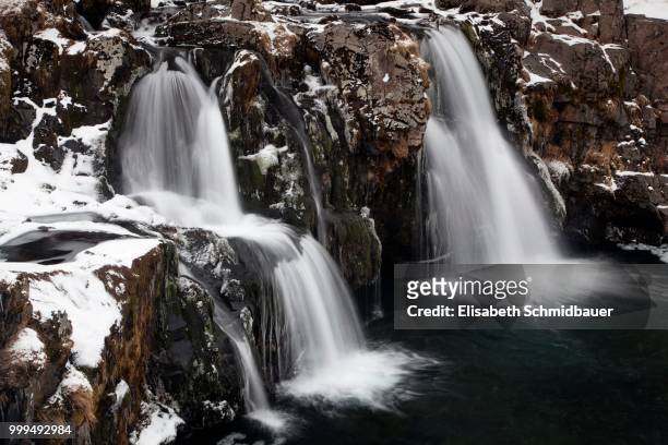 waterfall at mt kirkjufell, near grundarfjoerdur, western region, iceland - islande du centre ouest photos et images de collection