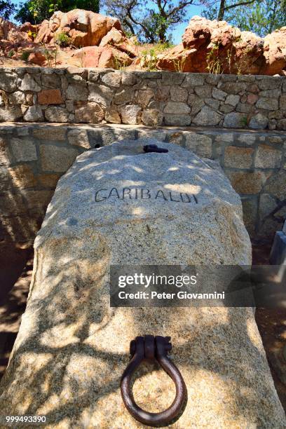 grave of giuseppe garibaldi, casa bianca, isola caprera, arcipelago di la maddalena national park, sardinia, italy - la grave stockfoto's en -beelden