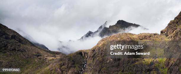 allt a' chaoich waterfall with peaks of sgurr dubh beag and sgurr dubh morr of cuillin hills behind, isle of skye, scotland, united kingdom - cuillins foto e immagini stock