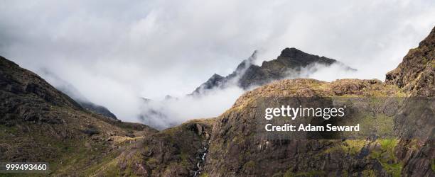 allt a' chaoich waterfall with peaks of sgurr dubh beag and sgurr dubh morr of cuillin hills behind, isle of skye, scotland, united kingdom - cuillins stockfoto's en -beelden