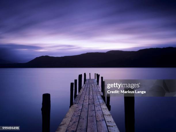 dawn on brandelhow bay, derwent water, lake district national park, cumbria, england, united kingdom - derwent stock-fotos und bilder