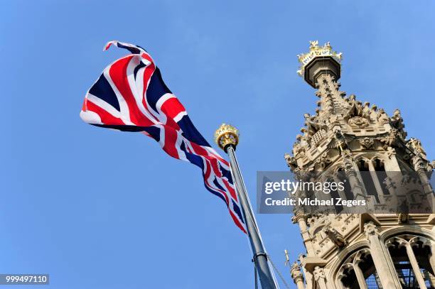 union jack on top of the victoria tower, palace of westminster, houses of parliament, unesco world cultural heritage site, london, england, united kingdom - tour victoria photos et images de collection