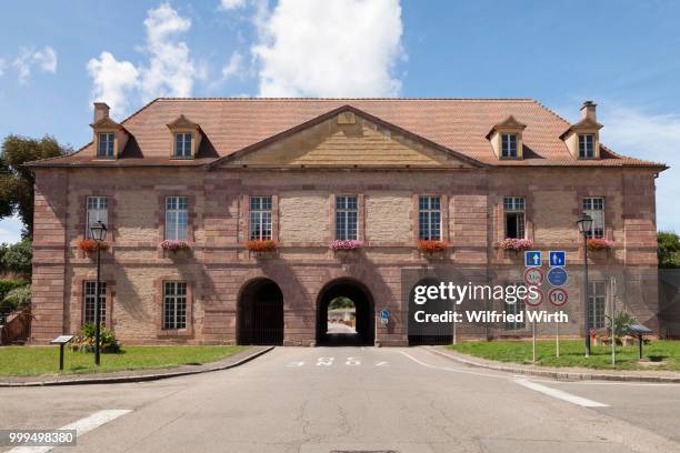 colmar gate or porte de colmar, neuf-brisach, alsace, france - porta da cidade imagens e fotografias de stock