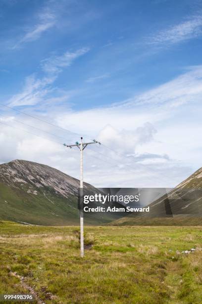 telegraph pole and cables with glas bheinn mhor at the back, strathaird, isle of skye, scotland, united kingdom - glas fotografías e imágenes de stock