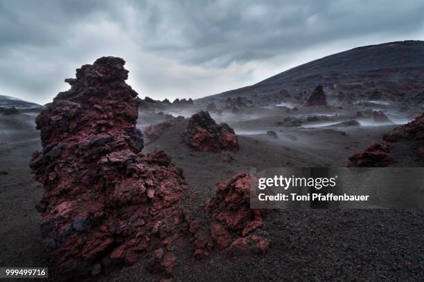 red basalt, tolbachik volcano, kamchatka, russia - russian far east stock-fotos und bilder