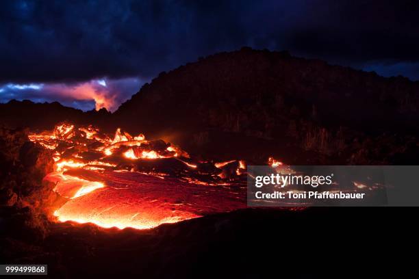 lava flow at night, tolbachik volcano, kamchatka, russia - russian far east fotografías e imágenes de stock