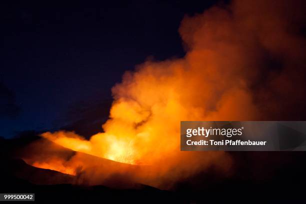 eruption of tolbachik, kamchatka, russia - russian far east fotografías e imágenes de stock