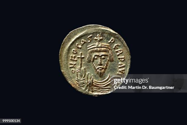 gold solidus, byzantine emperor foca - baumgartner stock-fotos und bilder