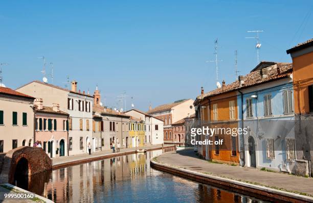 houses on the canal, via agatopisto, ponte dei sisti on the left, comacchio, ferrara, emilia romagna, italy - emilia stock-fotos und bilder