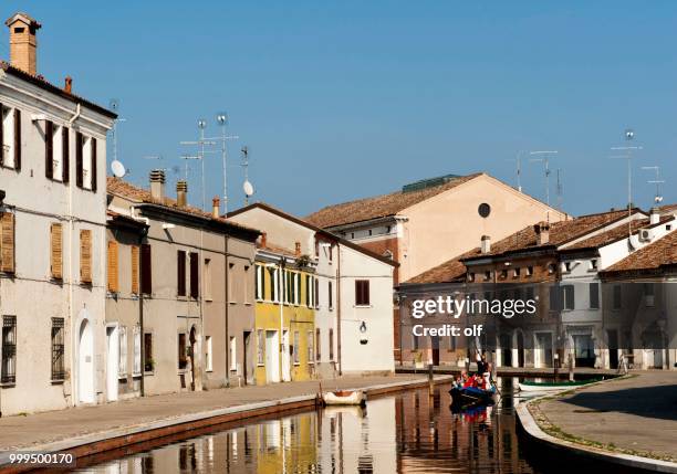 houses on the canal, via agatopisto, comacchio, ferrara, emilia romagna, italy - emilia stock-fotos und bilder