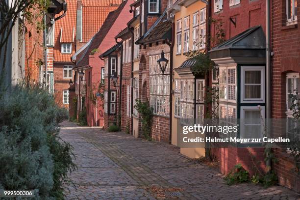 alley with historic town houses, auf dem meere, behind the nicolai church, old town, lueneburg, lower saxony, germany - auf stock pictures, royalty-free photos & images