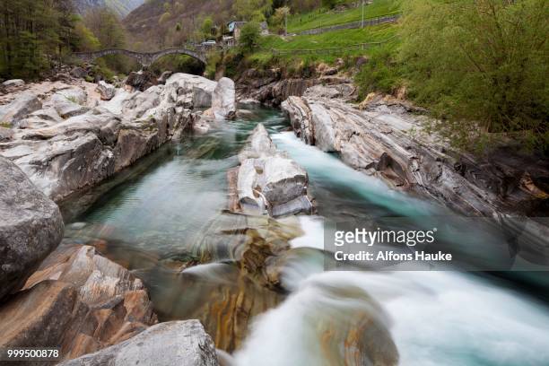 washouts in the rock, verzasca river, lavertezzo, verzasca valley, canton of ticino, switzerland - tocino stock-fotos und bilder