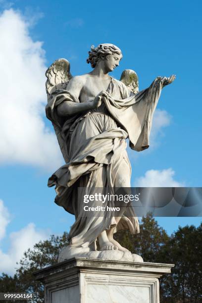 angel with the sudarium of veronica, by cosimo fancelli, angel statues with symbols of the passion by bernini, ponte sant'angelo, rome, lazio, italy - ponte 個照片及圖片檔
