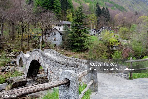 ponte dei salti, 17th century, verzasca river, lavertezzo, verzasca valley, canton of ticino, switzerland - tocino stock-fotos und bilder