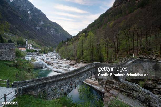 ponte dei salti, 17th century, verzasca river, lavertezzo, verzasca valley, canton of ticino, switzerland - tocino stock-fotos und bilder