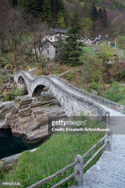 ponte dei salti, 17th century, verzasca river, lavertezzo, verzasca valley, canton of ticino, switzerland - ponte 個照片及圖片檔