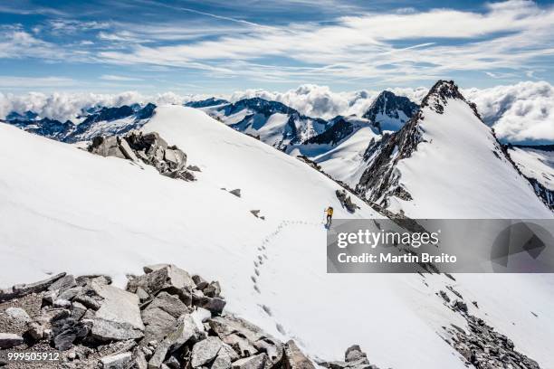 mountaineer on mt nevesferner during the ascent of mt grosser moeseler, mt kleiner moeseler at the back, lappach, muehlwalder tal valley, tauferer tal valley, puster valley, province of south tyrol, trentino-alto adige, italy - no alto stock-fotos und bilder