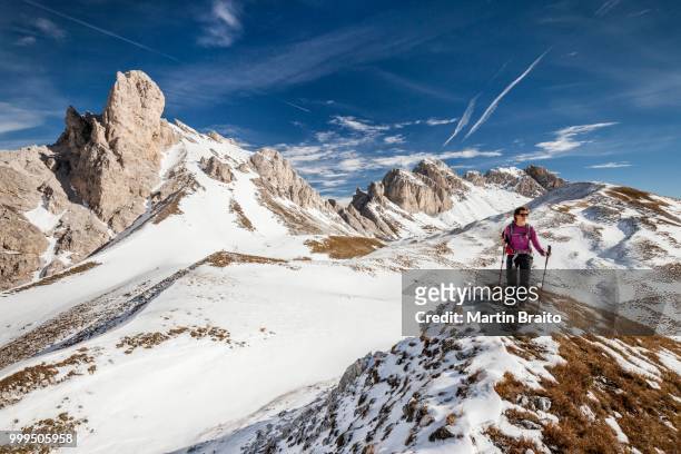 mountaineer during the ascent of mt tullen via the guenther messner route in val di funes, mt tullen at the back, dolomites, funes, eisacktal valley, province of south tyrol, trentino-alto adige, italy - val foto e immagini stock