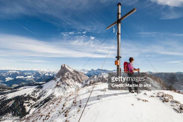 mountaineer on the summit of mt tullen, val di funes, mt peiterkofel at the back, dolomites, funes, eisacktal valley, province of south tyrol, trentino-alto adige, italy - alto stock pictures, royalty-free photos & images
