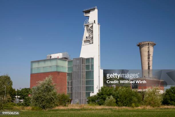 mine head tower, consol park, former zeche consolidation in gelsenkirchen, ruhr district, north rhine-westphalia, germany - mine stockfoto's en -beelden